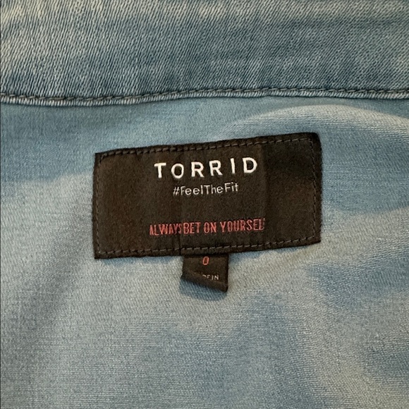 Torrid Like NEW Light Wash Cropped Collarless 3/4 sleeve Jean Jacket Medium - Picture 10 of 11